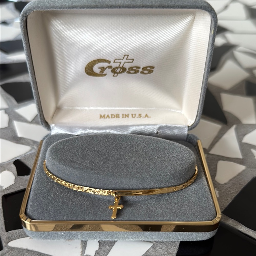 Gold bracelet with Crucifix